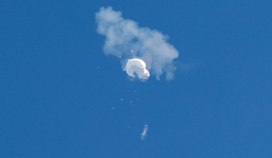 Momen Balon Mata-Mata China di Tembak Jatuh Jet Tempur AS