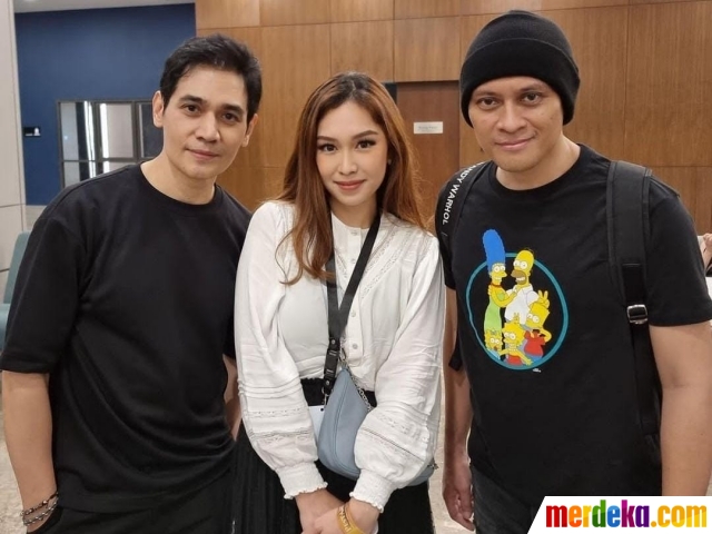 Artis cantik, Luthya Sury membagikan potret terbaru bersama Tyo. Kata dia, Tyo benar-benar tak berubah sejak saat ia berfoto bersama di tahun 2003 silam.