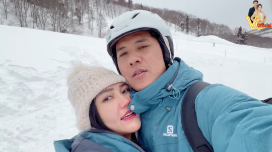 7 Momen Via Vallen dan Suami Asyik Main Salju saat Liburan di Jepang, Romantis Banget