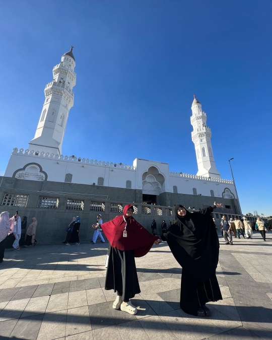 Potret Tantri Kotak Umrah Bareng Sang Mama, Tulis Pesan yang Bikin Terenyuh