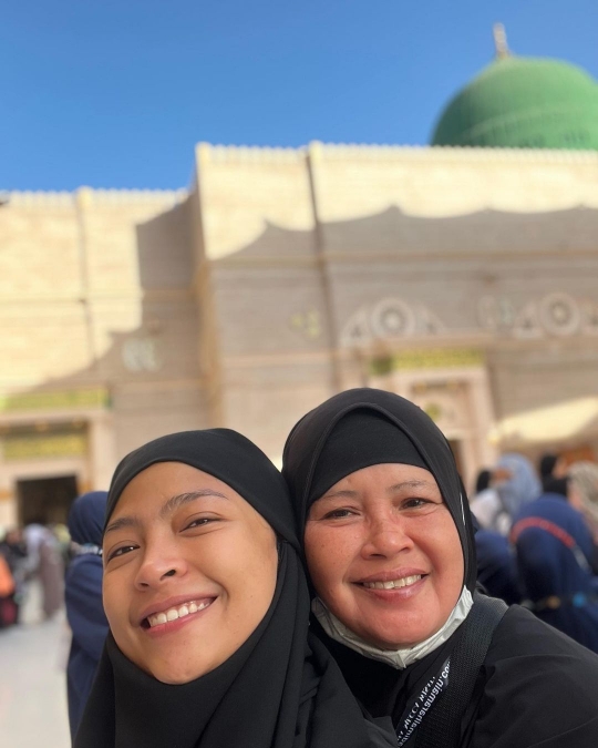 Potret Tantri Kotak Umrah Bareng Sang Mama, Tulis Pesan yang Bikin Terenyuh