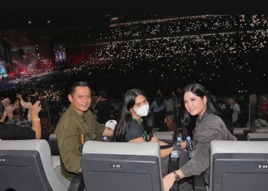 AHY & Annisa Nostalgia saat Nonton Konser Dewa 19 'Lagu-Lagunya Gua Banget'