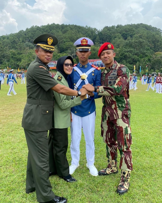 Satu Keluarga ini Semuanya TNI, dari Ayah, Ibu hingga Anak Pangkatnya Perwira