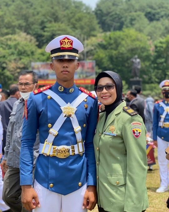 Satu Keluarga ini Semuanya TNI, dari Ayah, Ibu hingga Anak Pangkatnya Perwira