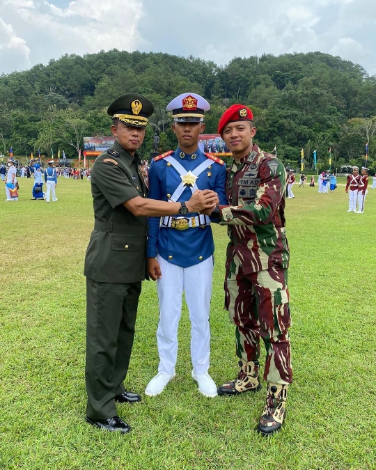 Satu Keluarga ini Semuanya TNI, dari Ayah, Ibu hingga Anak Pangkatnya Perwira