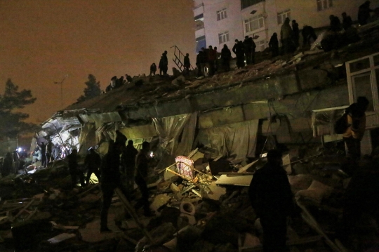 Gempa Dahsyat M 7,8 Tewaskan Ratusan Orang di Turki dan Suriah