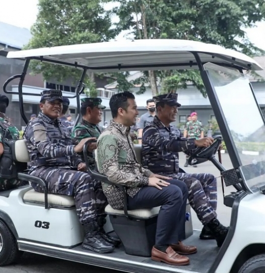 Senyum Emil Dardak Bareng Panglima TNI dan Kasal, Disetiri Jenderal Bintang Dua