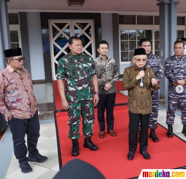 Melansir dari unggahan di Instagram pribadinya @emildardak, Wagub Jatim itu membagikan foto-foto kebersamaan dirinya dengan para pejabat tinggi di satuan TNI Angkatan Laut (TNI AL). 