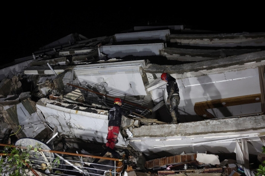 Aksi Heroik Tim SAR Panjat Puing Bangunan untuk Cari Korban Gempa Turki