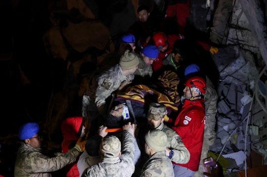 Aksi Heroik Tim SAR Panjat Puing Bangunan untuk Cari Korban Gempa Turki