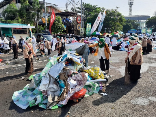 Gotong Royong Pelajar Bersihkan Sampah di Lokasi Resepsi 1 Abad NU