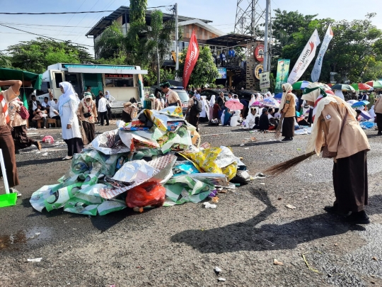 Gotong Royong Pelajar Bersihkan Sampah di Lokasi Resepsi 1 Abad NU