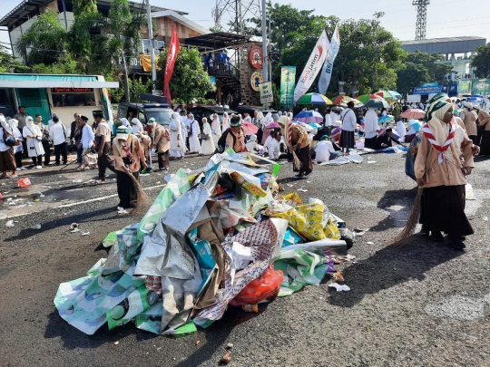 Gotong Royong Pelajar Bersihkan Sampah di Lokasi Resepsi 1 Abad NU