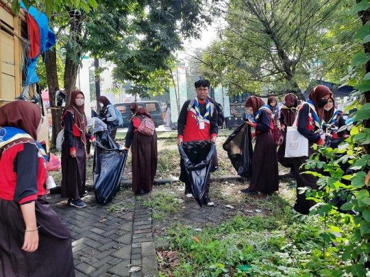 Gotong Royong Pelajar Bersihkan Sampah di Lokasi Resepsi 1 Abad NU