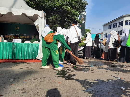 Gotong Royong Pelajar Bersihkan Sampah di Lokasi Resepsi 1 Abad NU