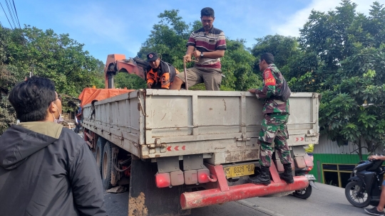 Potret Gesit Kopka Azmiadi Kembali Beraksi Urai Kemacetan sampai Naik Truk