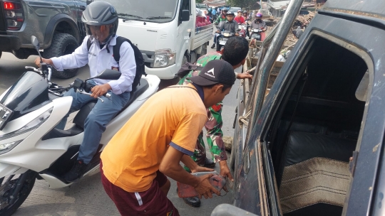 Potret Gesit Kopka Azmiadi Kembali Beraksi Urai Kemacetan sampai Naik Truk