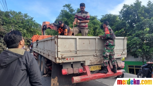 Dia beraksi mengambil batu untuk mengganjal ban mobil yang mogok, mengisi bensin mobil mogok, hingga mendorong motor emak-emak.