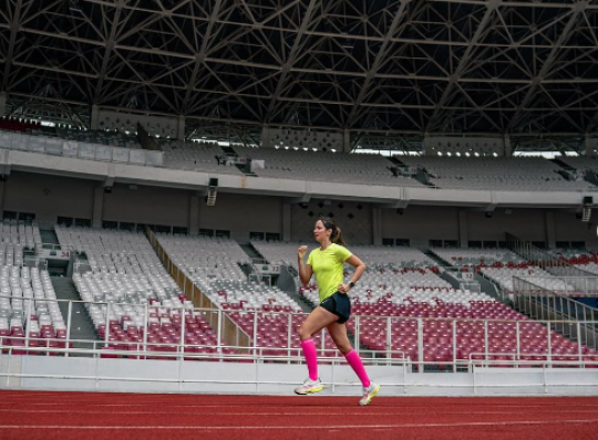 Intip Momen Nia Ramadhani saat Olahraga Lari di Stadion GBK, Penuh Semangat