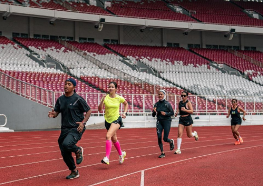 Intip Momen Nia Ramadhani saat Olahraga Lari di Stadion GBK, Penuh Semangat
