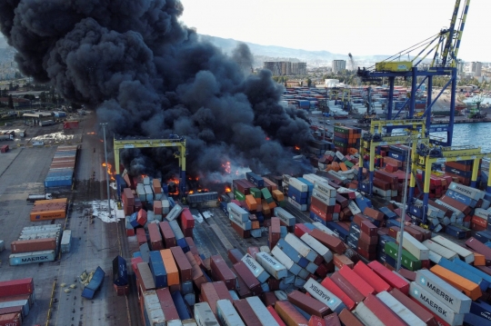 Gempa Bumi Turki Picu Kebakaran Dahsyat di Pelabuhan Iskenderun