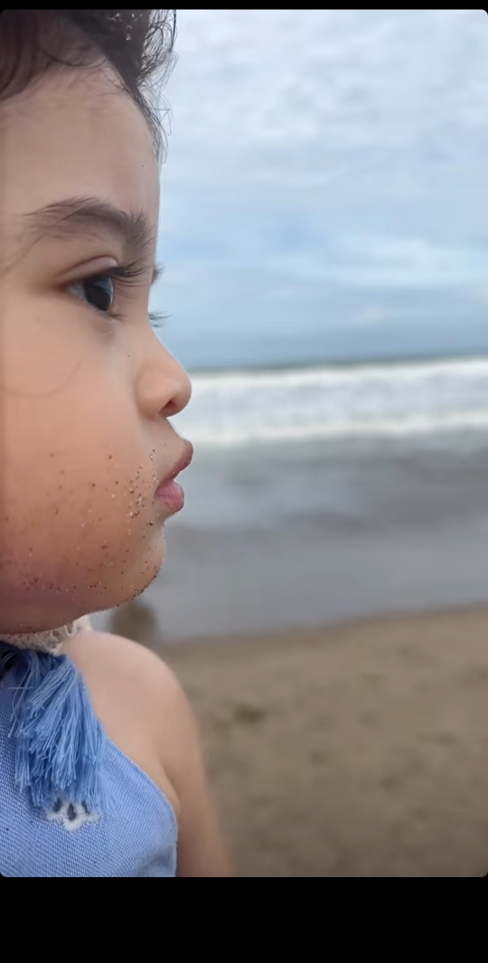 10 Foto Lucu Baby Guzel Anak Ali Syakieb & Margin Main di Pantai, Gemesin Banget!