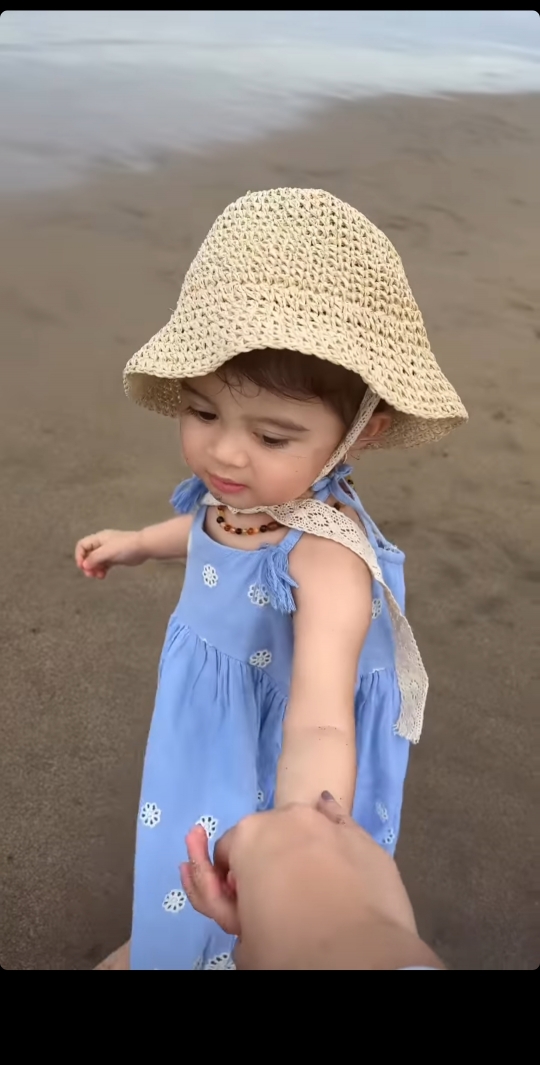 10 Foto Lucu Baby Guzel Anak Ali Syakieb & Margin Main di Pantai, Gemesin Banget!