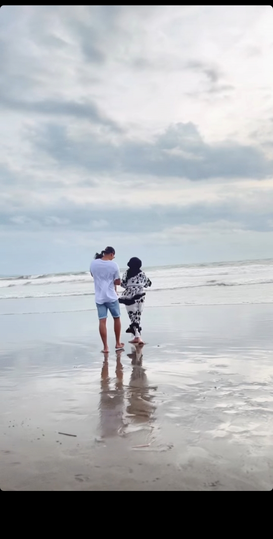 10 Foto Lucu Baby Guzel Anak Ali Syakieb & Margin Main di Pantai, Gemesin Banget!