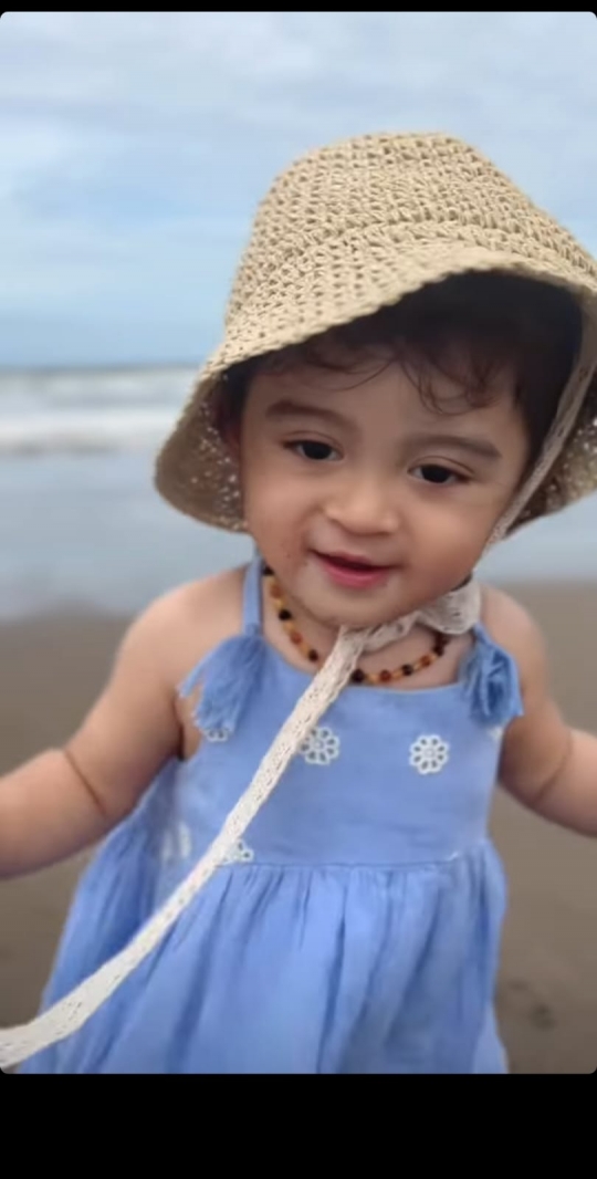 10 Foto Lucu Baby Guzel Anak Ali Syakieb & Margin Main di Pantai, Gemesin Banget!