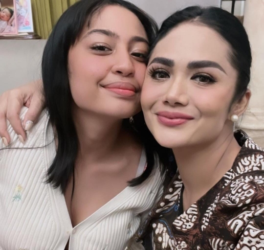 9 Potret Athalia Lemos Putri Sambung Krisdayanti, Cantik Eksotis & Gayanya Modis Abis