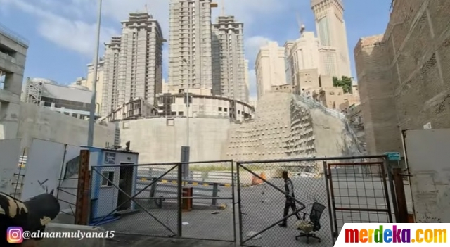 Proyek tersebut terlihat berdiri dengan kokoh dan megahnya. Gedung menjulang tinggi telah dibangun, namun memang dalam keadaan masih proses tahapan pembangunan. 