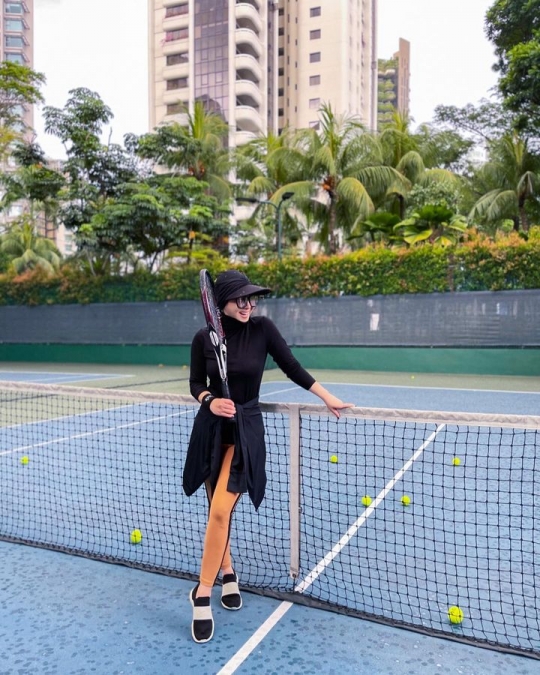 Deretan Foto Syahrini Latihan Tenis di Singapura, Penampilannya Curi Perhatian