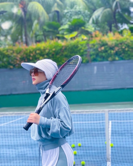 Deretan Foto Syahrini Latihan Tenis di Singapura, Penampilannya Curi Perhatian