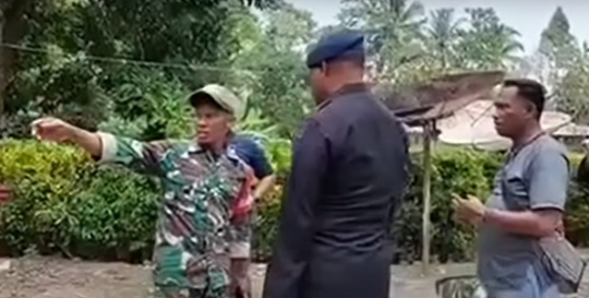 Potret Damai Brimob Bentak Babinsa, Salam Komando & Duduk Bareng