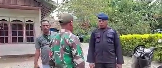 Potret Damai Brimob Bentak Babinsa, Salam Komando & Duduk Bareng