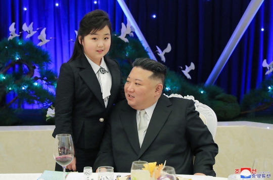 Momen Kim Jong-un Ajak Putrinya Bertemu dan Foto Bareng Jenderal Korut