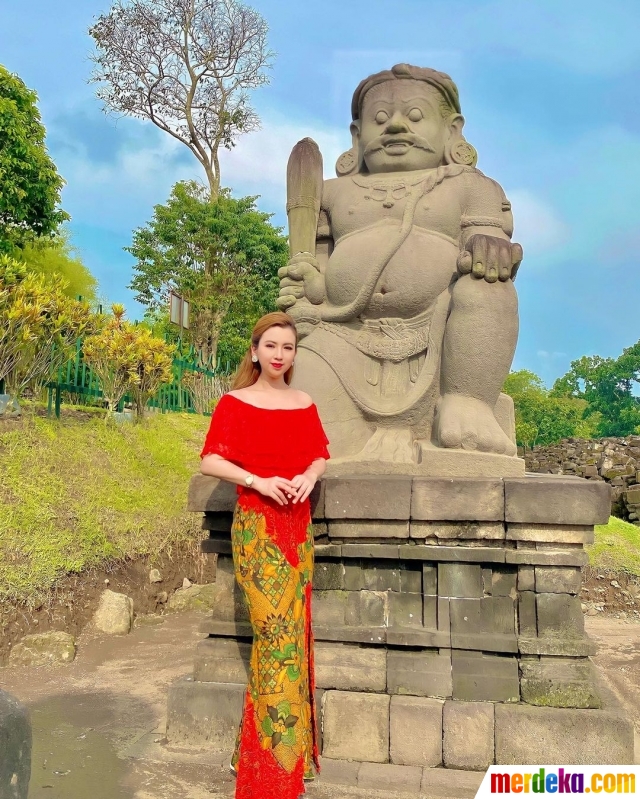 Heni Tania mengunggah momen keseruannya saat berkunjung ke Candi Prambanan, Yogyakarta.