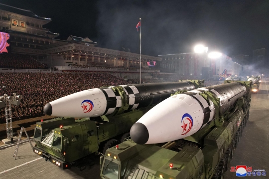 Pamer Kekuatan Nuklir, Korea Utara Arak Belasan Rudal Monster Hwasong-17