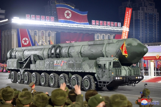 Pamer Kekuatan Nuklir, Korea Utara Arak Belasan Rudal Monster Hwasong-17