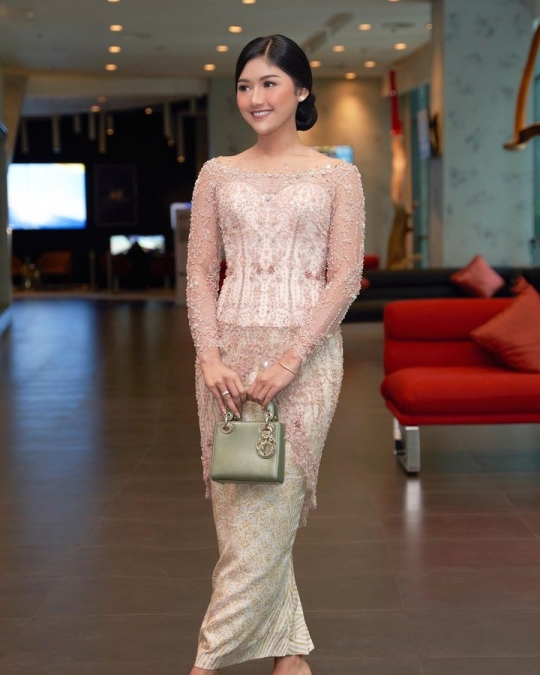 Deretan Foto Erina Gudono Kenakan Kebaya, Netizen 'Cantik Khas Wanita Indonesia'