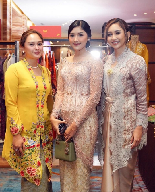 Deretan Foto Erina Gudono Kenakan Kebaya, Netizen 'Cantik Khas Wanita Indonesia'