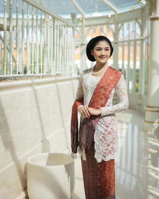 Deretan Foto Erina Gudono Kenakan Kebaya, Netizen 'Cantik Khas Wanita Indonesia'