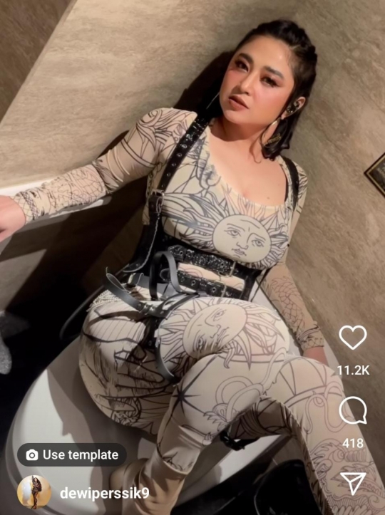 Dewi Perssik Berpose di Atas Closet, Penampilannya Cantik & Manja