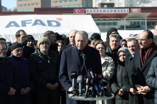 Wajah Sedih Erdogan Temui Korban Gempa Turki