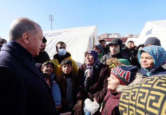 Wajah Sedih Erdogan Temui Korban Gempa Turki