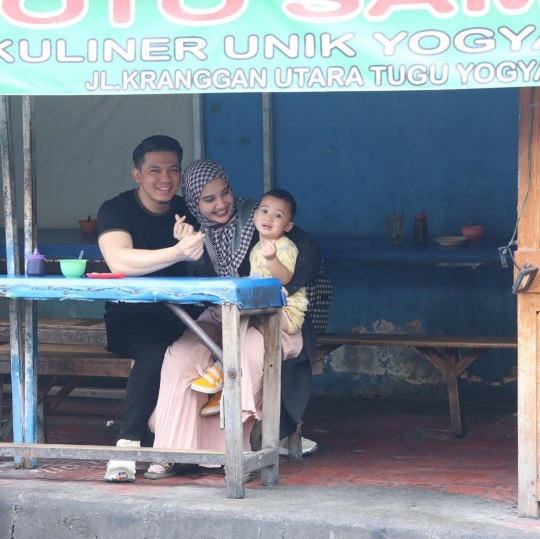 Potret Sederhana Zaskia Sungkar dan Keluarga Makan di Warung Kaki Lima Pinggir Jalan