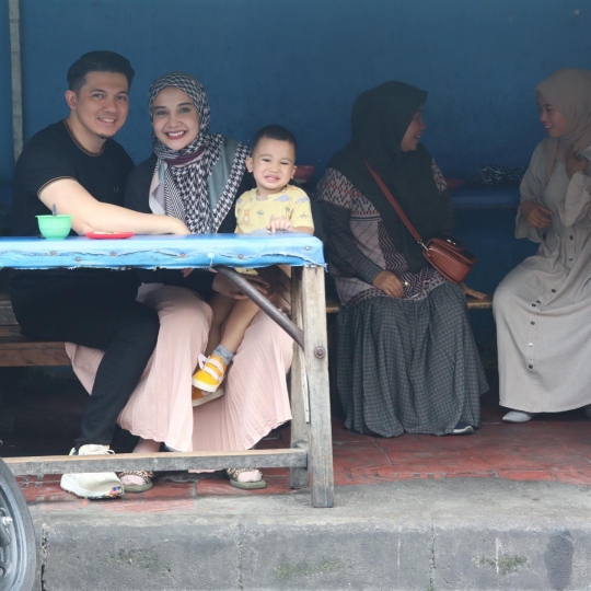 Potret Sederhana Zaskia Sungkar dan Keluarga Makan di Warung Kaki Lima Pinggir Jalan