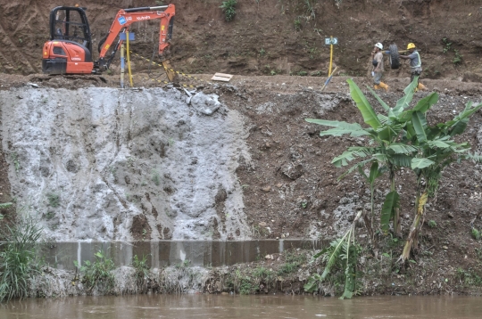 Proyek Saringan Sampah Kali Ciliwung Era Anies Molor dari Target