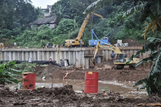 Proyek Saringan Sampah Kali Ciliwung Era Anies Molor dari Target