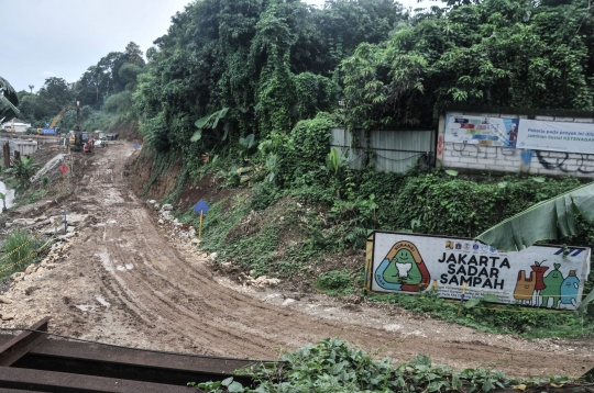 Proyek Saringan Sampah Kali Ciliwung Era Anies Molor dari Target